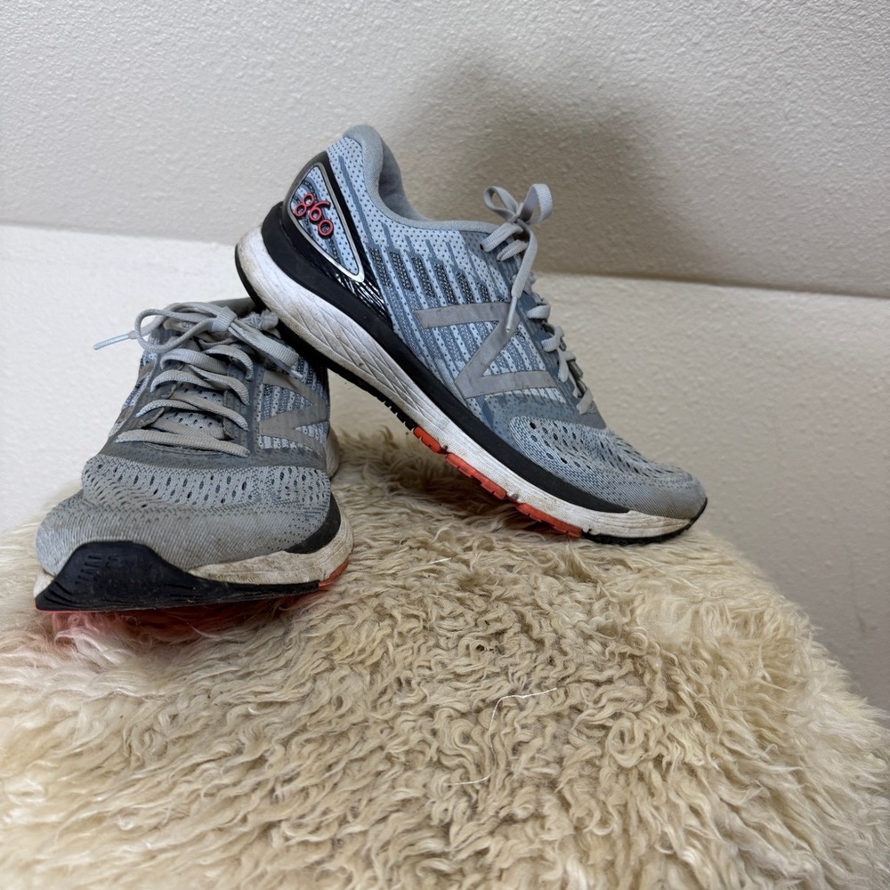 NEW BALANCE 860 Running Shoes. Size 10